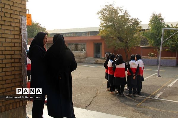 مانور زلزله در مدرسه دخترانه آیت الله صدر ناحیه یک ری