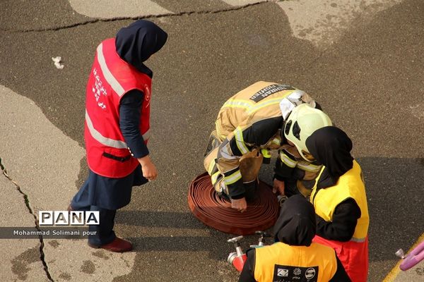 مانور زلزله در مدرسه دخترانه آیت الله صدر ناحیه یک ری