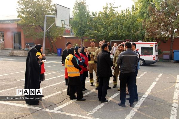 مانور زلزله در مدرسه دخترانه آیت الله صدر ناحیه یک ری