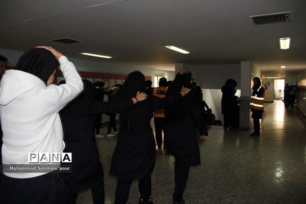 مانور زلزله در مدرسه دخترانه آیت الله صدر ناحیه یک ری