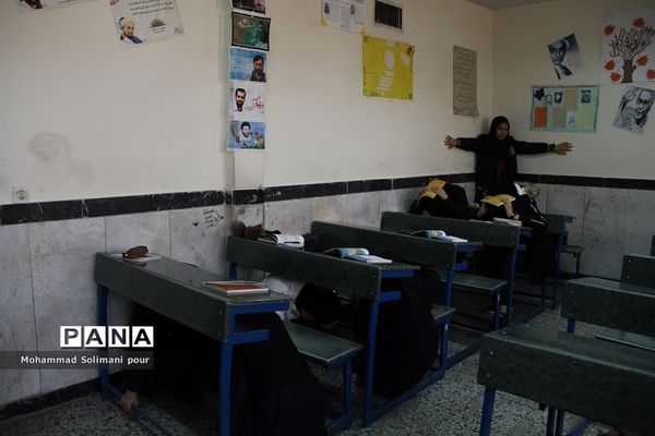 مانور زلزله در مدرسه دخترانه آیت الله صدر ناحیه یک ری