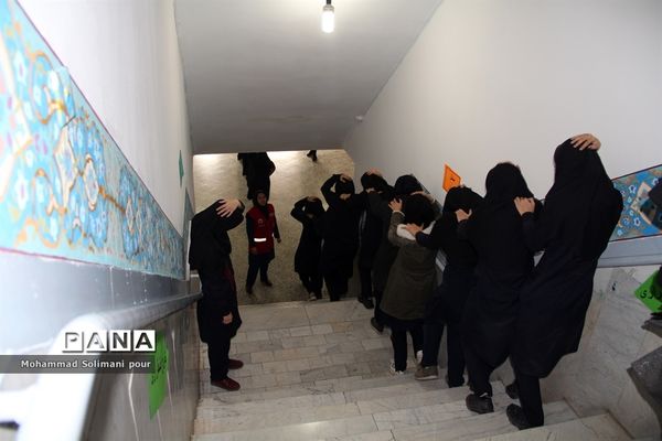 مانور زلزله در مدرسه دخترانه آیت الله صدر ناحیه یک ری