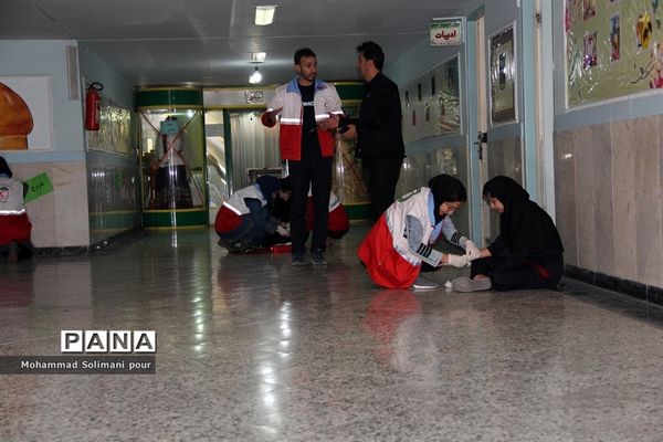 مانور زلزله در مدرسه دخترانه آیت الله صدر ناحیه یک ری