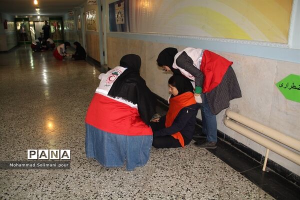 مانور زلزله در مدرسه دخترانه آیت الله صدر ناحیه یک ری