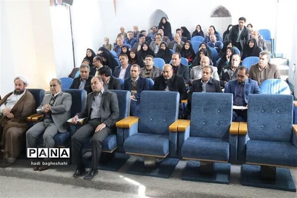 نشست مشترک معاون وزیر با معلمان دریزد