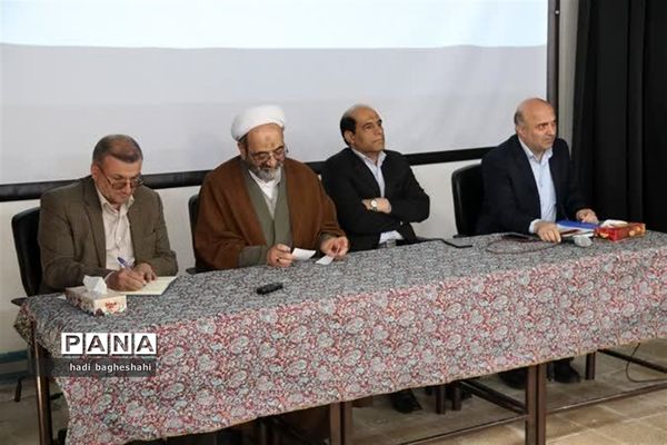 نشست مشترک معاون وزیر با معلمان دریزد