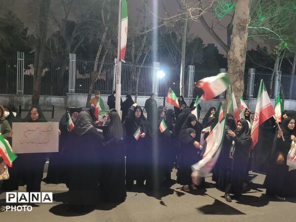 اجتماع دانش‌آموزان و فرهنگیان در هنرستان قندی