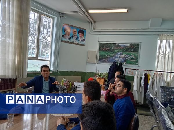 جلسه هم‌اندیشی اعضای شورای دانش‌آموزی دبیرستان نمونه آیت‌الله خامنه‌ای 