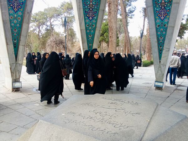 معاونان پرورشی شهرستان نیشابور از مقبره خیام بازدید کردند 