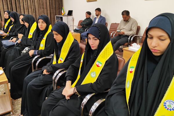 دیدار دختران دانش‌آموز سنندجی با نماینده ولی‌فقیه در کردستان 