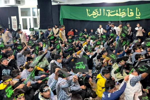 نوجوانان فاطمی از دبیرستان تا مسجد جامع