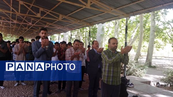 اولین نماز جماعت پایه دهمی ها همراه با کادر دبیرستان شاهد ابوذر غفاری 