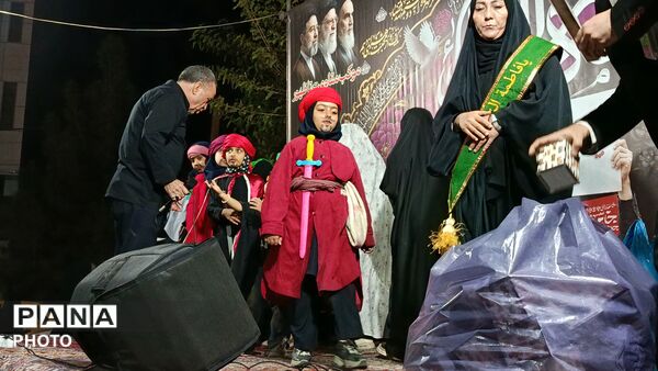 تجمع شبانه میدان شهرداری قم با حال و هوای عزاداری فاطمیه(س)
