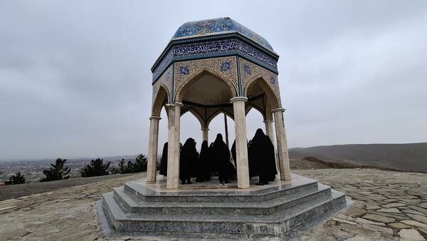 غبارروبی و عطر افشانی مزار شهدای گمنام شهر کهک 