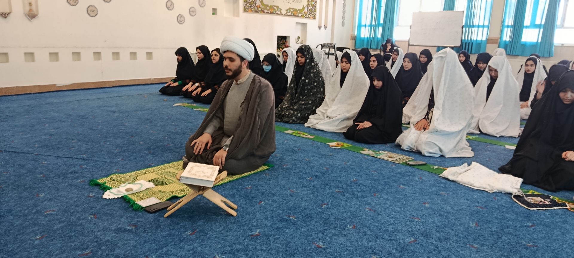 برپایی نماز جماعت با حضور پرشور دانش‌آموزان دبیرستان تیمسار فلاحی ناحیه 1 کرج 