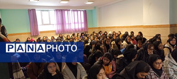 دیدار مدیریت آموزش و پرورش شهریار با دانش‌آموزان مدرسه توحید به مناسبت هفته پژوهش