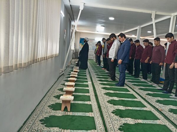 نماز جماعت و محفل انس با قرآن در دبیرستان آیت الله خامنه‌ای