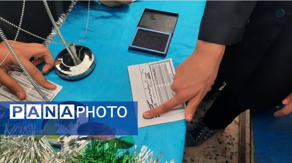 رای‌گیری شورای دانش‌آموزی در دبیرستان فرهنگیان ناحیه ۷ مشهد 