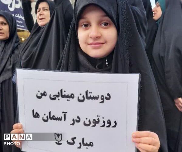 دخترانِ انقلابی پای پرچم ایستاده‌اند