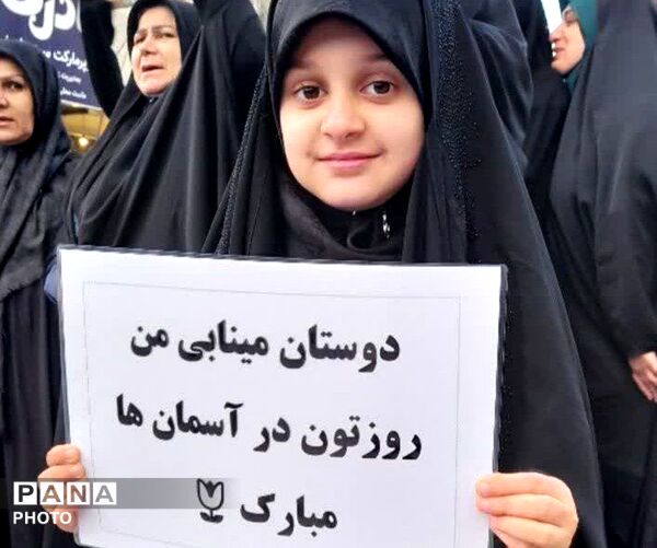 دخترانِ انقلابی پای پرچم ایستاده‌اند