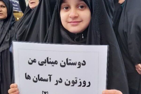 دخترانِ انقلابی پای پرچم ایستاده‌اند