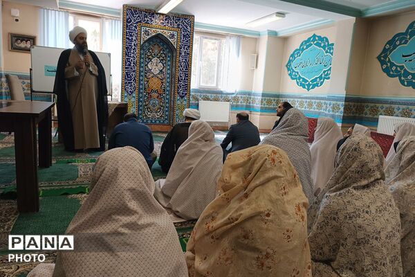 اقامه نماز جماعت در دبیرستان فاطمیه
