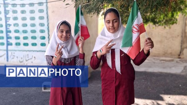 جشن باشکوه دهه فجر و پاسداشت پرچم جمهوری اسلامی در دبستان استقلال حاجی‌آباد