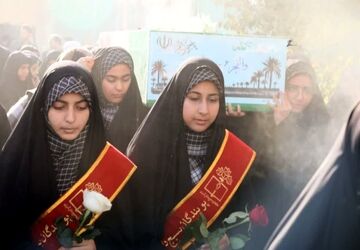 استقبال دانش‌آموزان دبیرستان رضوانی اشکذر از شهید گمنام