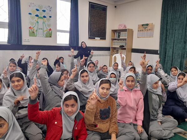 گرامیداشت روز دانش آموز در دبستان عذرا پورشهریاری ناحیه ۷مشهد