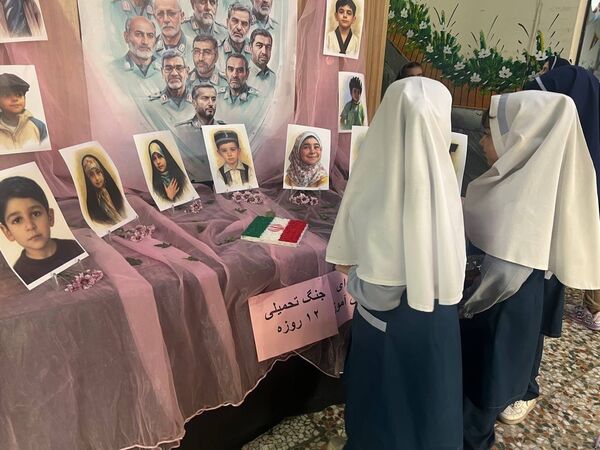 یادبود شهادت دانش‌آموزان شهید جنگ تحمیلی ۱۲ روزه در دبستان المهدی ناحیه 2 کرج 