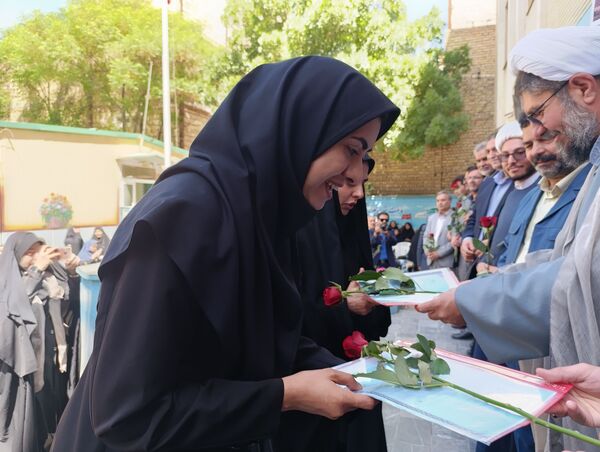 نواختن زنگ سپاس معلم در دبیرستان و دبستان میرزا جعفر سروقد