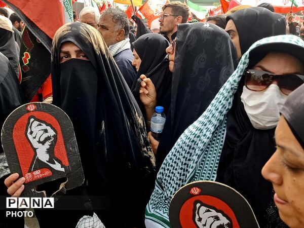 وداع پرشور نوجوانان با آقای شهید ایران 