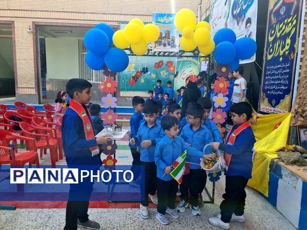 نواختن زنگ مهر، جشن شکوفه‌ها در حاجی‌آباد