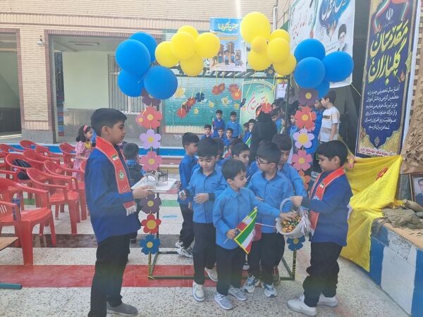 نواختن زنگ مهر، جشن شکوفه‌ها در حاجی‌آباد