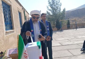 جشن عاطفه‌ها در دبیرستان آیت‌الله کاشانی منطقه بیرانشهر