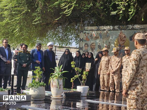 غبارروبی و عطرافشانی گلزار شهدا به مناسبت هفته دفاع مقدس