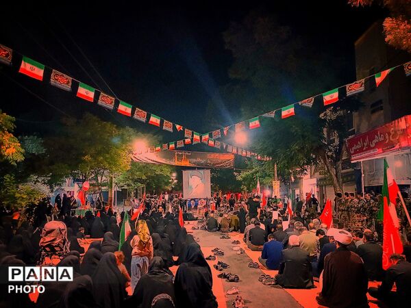زنده نگه داشتن یاد و خاطره رهبر شهید در تجمعات شبانه