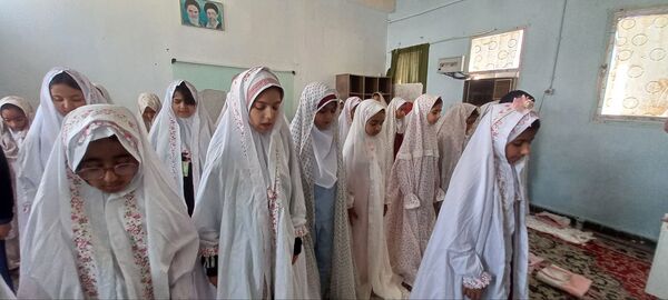 حضور پرشور دانش‌آموزان پایه چهارم دبستان شهید تنیده در نماز جماعت
