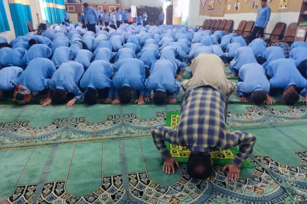 اولین نمازجماعت مدرسه امین بکایی ناحیه ۴شیراز 