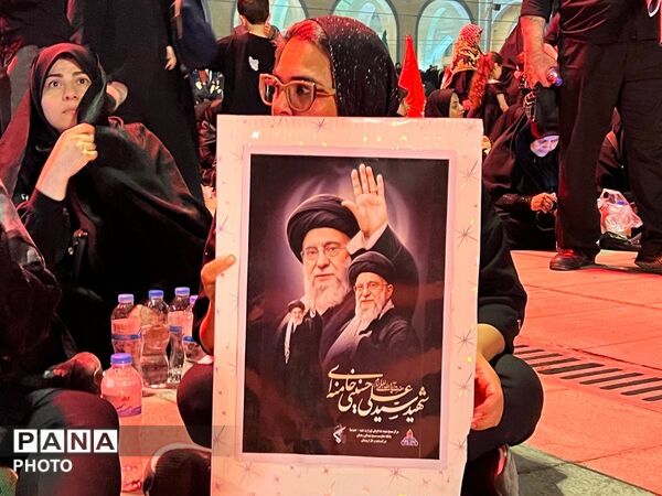 وداع حماسی مردم با شهدای وطن در مصلای تهران