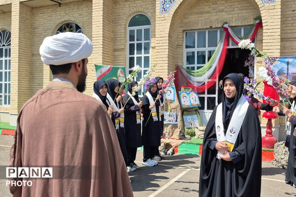 نخستین نماز جماعت سال تحصیلی در ناحیه یک شیراز