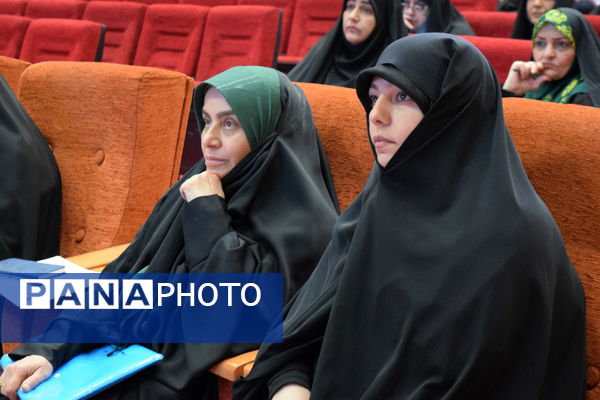 نشست توانمندسازی مدیران منطقه ۱۴ با محوریت مدیریت مدرسه‌محور و تحول آموزشی