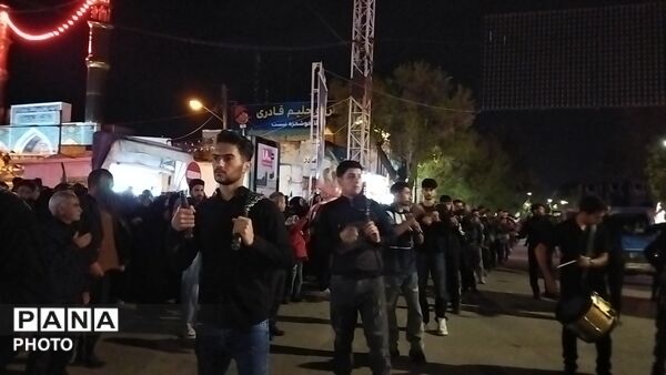 دسته عزاداری روستای اردمه در مراسم چهلم رهبر شهید و شهدای میناب در حسینیه امام 