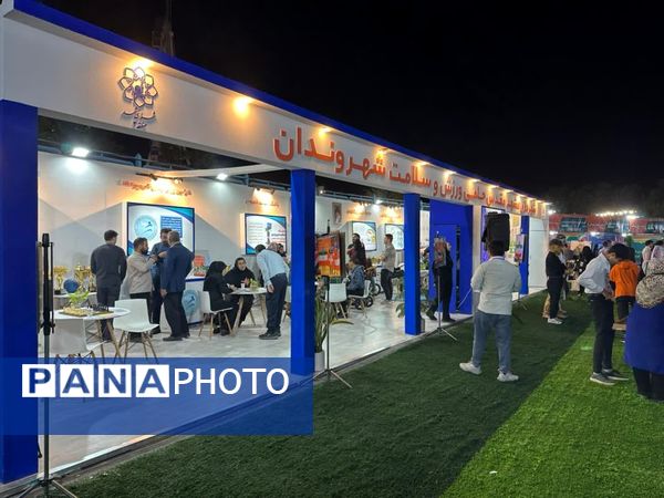 بازدید عضو شورای اسلامی شهر مشهد مقدس از غرفه منطقه ۱۰ شهرداری در بوستان ملت