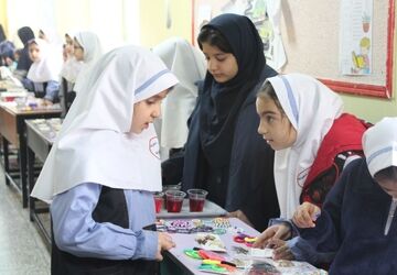 بازارچه فروش دست‌سازه‌‌های دانش‌آموزان