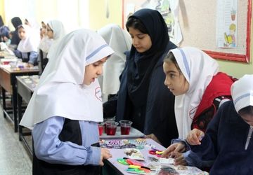 بازارچه فروش دست‌سازه‌‌های دانش‌آموزان
