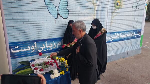 نواختن زنگ پژوهش در دبیرستان خاندان قفلی ناحیه ۷