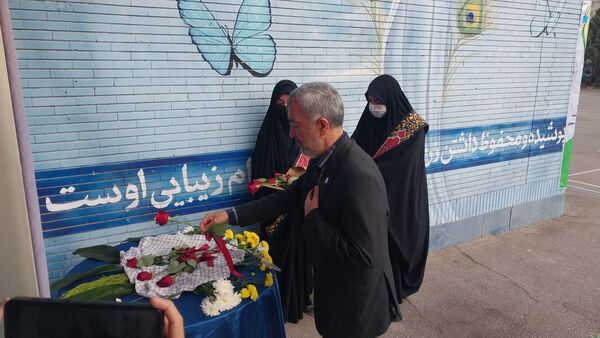 نواختن زنگ پژوهش در دبیرستان خاندان قفلی ناحیه ۷