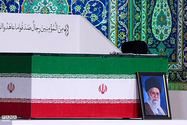 ادای احترام سران قوا و جمعی از مسئولان نظام بر پیکر مطهر رهبر شهید انقلاب