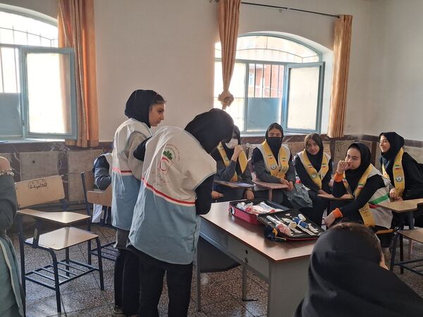 اجزای مانور زلزله تمام تشکیلاتی در دبیرستان مدرس تبریز 